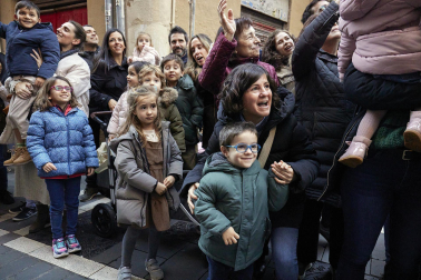 Los eyes Magos entran en Pamplona y acuden al Ayuntamiento a saludar al alcalde y a los niños pamploneses.
