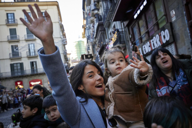 Los eyes Magos entran en Pamplona y acuden al Ayuntamiento a saludar al alcalde y a los niños pamploneses.