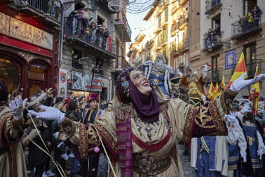 Los eyes Magos entran en Pamplona y acuden al Ayuntamiento a saludar al alcalde y a los niños pamploneses.