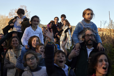 Los eyes Magos entran en Pamplona y acuden al Ayuntamiento a saludar al alcalde y a los niños pamploneses.