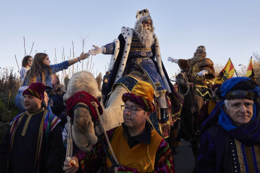 Los eyes Magos entran en Pamplona y acuden al Ayuntamiento a saludar al alcalde y a los niños pamploneses.