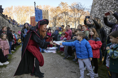 Los eyes Magos entran en Pamplona y acuden al Ayuntamiento a saludar al alcalde y a los niños pamploneses.