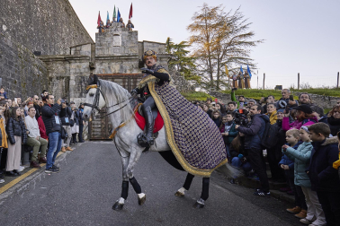 Los eyes Magos entran en Pamplona y acuden al Ayuntamiento a saludar al alcalde y a los niños pamploneses.