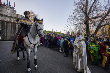 Los eyes Magos entran en Pamplona y acuden al Ayuntamiento a saludar al alcalde y a los niños pamploneses.