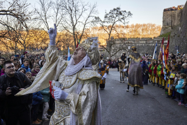 Los eyes Magos entran en Pamplona y acuden al Ayuntamiento a saludar al alcalde y a los niños pamploneses.