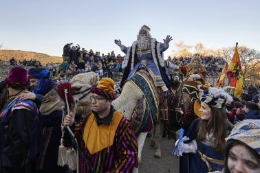 Los eyes Magos entran en Pamplona y acuden al Ayuntamiento a saludar al alcalde y a los niños pamploneses.