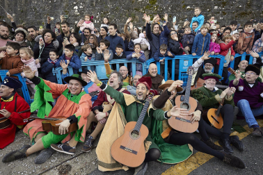 Los eyes Magos entran en Pamplona y acuden al Ayuntamiento a saludar al alcalde y a los niños pamploneses.
