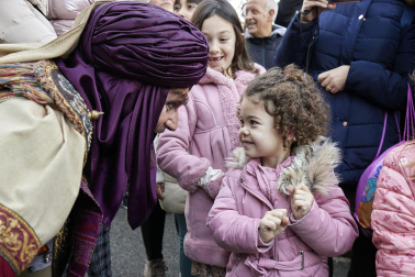 Los eyes Magos entran en Pamplona y acuden al Ayuntamiento a saludar al alcalde y a los niños pamploneses.