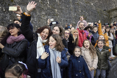 Los eyes Magos entran en Pamplona y acuden al Ayuntamiento a saludar al alcalde y a los niños pamploneses.