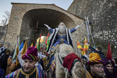 Los eyes Magos entran en Pamplona y acuden al Ayuntamiento a saludar al alcalde y a los niños pamploneses.