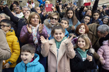 Los eyes Magos entran en Pamplona y acuden al Ayuntamiento a saludar al alcalde y a los niños pamploneses.