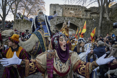 Los eyes Magos entran en Pamplona y acuden al Ayuntamiento a saludar al alcalde y a los niños pamploneses.