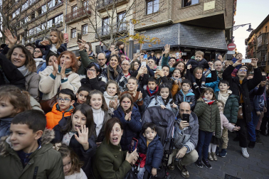 Los eyes Magos entran en Pamplona y acuden al Ayuntamiento a saludar al alcalde y a los niños pamploneses.