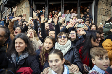 Los eyes Magos entran en Pamplona y acuden al Ayuntamiento a saludar al alcalde y a los niños pamploneses.
