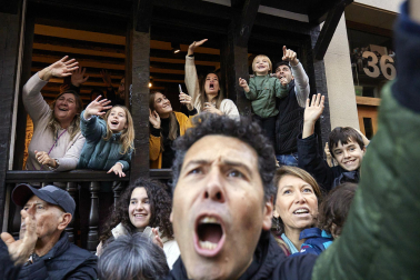 Los eyes Magos entran en Pamplona y acuden al Ayuntamiento a saludar al alcalde y a los niños pamploneses.