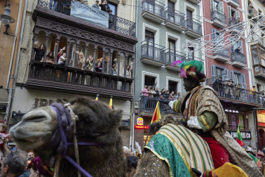 Los eyes Magos entran en Pamplona y acuden al Ayuntamiento a saludar al alcalde y a los niños pamploneses.