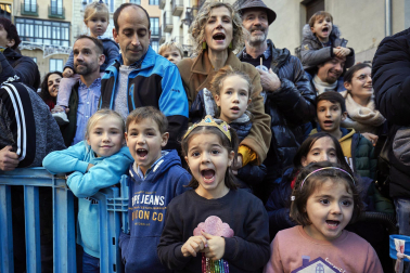 Los eyes Magos entran en Pamplona y acuden al Ayuntamiento a saludar al alcalde y a los niños pamploneses.