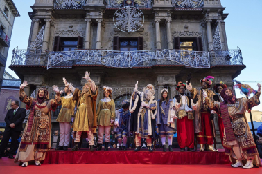 Los eyes Magos entran en Pamplona y acuden al Ayuntamiento a saludar al alcalde y a los niños pamploneses.