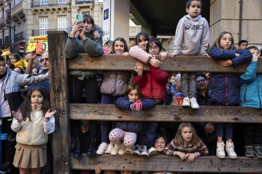 Los eyes Magos entran en Pamplona y acuden al Ayuntamiento a saludar al alcalde y a los niños pamploneses.