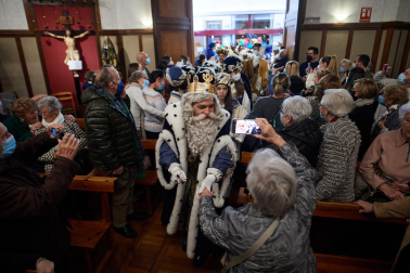 Visita de Melchor, Gaspar y Baltasar a los abuelos en la Casa de la Misericordia.