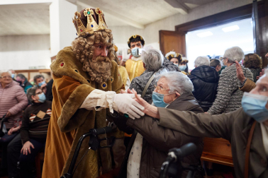 Visita de Melchor, Gaspar y Baltasar a los abuelos en la Casa de la Misericordia.
