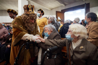 Visita de Melchor, Gaspar y Baltasar a los abuelos en la Casa de la Misericordia.