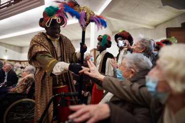 Visita de Melchor, Gaspar y Baltasar a los abuelos en la Casa de la Misericordia.