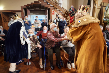 Visita de Melchor, Gaspar y Baltasar a los abuelos en la Casa de la Misericordia.