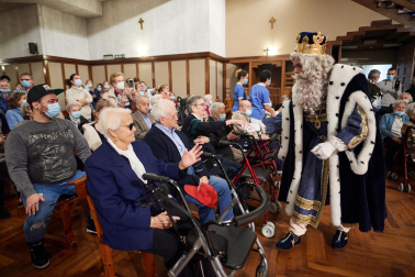 Visita de Melchor, Gaspar y Baltasar a los abuelos en la Casa de la Misericordia.