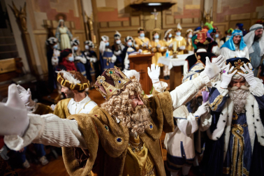 Visita de Melchor, Gaspar y Baltasar a los abuelos en la Casa de la Misericordia.
