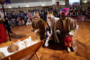 Visita de Melchor, Gaspar y Baltasar a los abuelos en la Casa de la Misericordia.