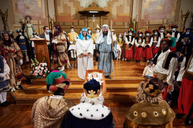 Visita de Melchor, Gaspar y Baltasar a los abuelos en la Casa de la Misericordia.
