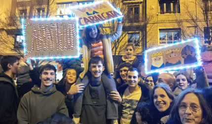 Carteles luminosos de las familias Lizarraga Lizarraga, San Emeterio Lizarraga, Lizarraga Martí durante la Cabalgata de Pamplona.