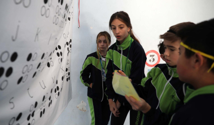 Escolares, descifrando el código del alfabeto ‘Braille’