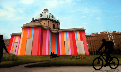 Paneles de color sobre la fachada del edificio.