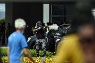 Fotos del asalto de simpatizantes de Bolsonaro al Congreso, el Tribunal Supremo y el palacio presidencial de Brasil.
