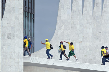 Fotos del asalto de simpatizantes de Bolsonaro al Congreso, el Tribunal Supremo y el palacio presidencial de Brasil.