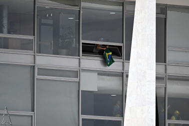 Fotos del asalto de simpatizantes de Bolsonaro al Congreso, el Tribunal Supremo y el palacio presidencial de Brasil.