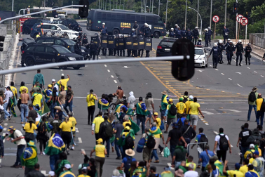 Fotos del asalto de simpatizantes de Bolsonaro al Congreso, el Tribunal Supremo y el palacio presidencial de Brasil.