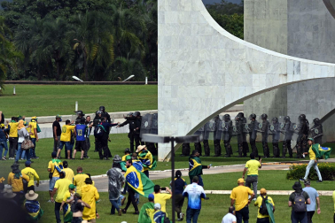 Fotos del asalto de simpatizantes de Bolsonaro al Congreso, el Tribunal Supremo y el palacio presidencial de Brasil.