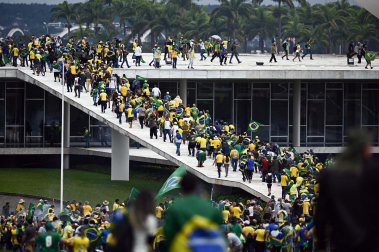 Fotos del asalto de simpatizantes de Bolsonaro al Congreso, el Tribunal Supremo y el palacio presidencial de Brasil.