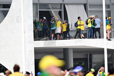Fotos del asalto de simpatizantes de Bolsonaro al Congreso, el Tribunal Supremo y el palacio presidencial de Brasil.