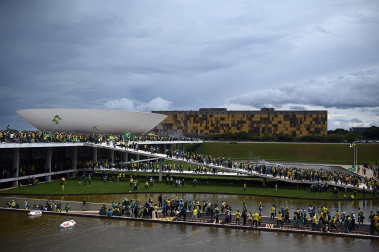 Fotos del asalto de simpatizantes de Bolsonaro al Congreso, el Tribunal Supremo y el palacio presidencial de Brasil.