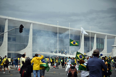 Fotos del asalto de simpatizantes de Bolsonaro al Congreso, el Tribunal Supremo y el palacio presidencial de Brasil.