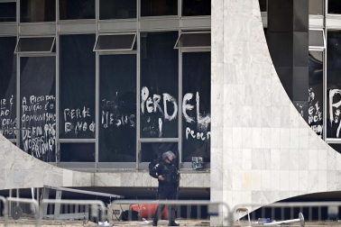 Fotos del asalto de simpatizantes de Bolsonaro al Congreso, el Tribunal Supremo y el palacio presidencial de Brasil.