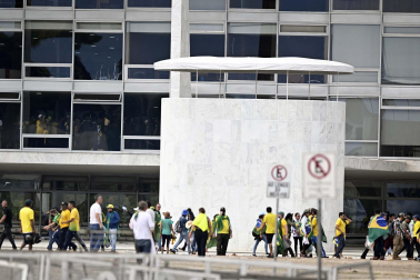 Fotos del asalto de simpatizantes de Bolsonaro al Congreso, el Tribunal Supremo y el palacio presidencial de Brasil.