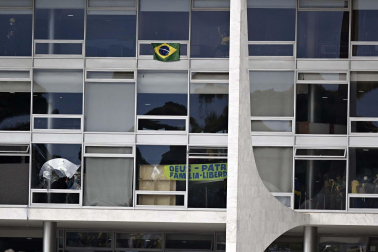 Fotos del asalto de simpatizantes de Bolsonaro al Congreso, el Tribunal Supremo y el palacio presidencial de Brasil.