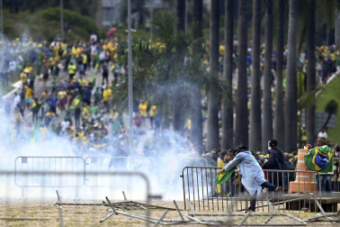 Fotos del asalto de simpatizantes de Bolsonaro al Congreso, el Tribunal Supremo y el palacio presidencial de Brasil.