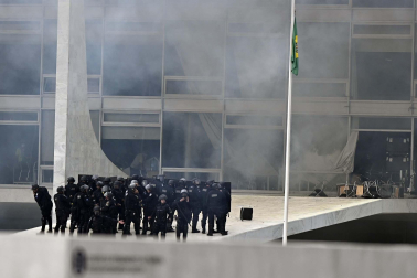 Fotos del asalto de simpatizantes de Bolsonaro al Congreso, el Tribunal Supremo y el palacio presidencial de Brasil.