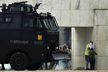 Fotos del asalto de simpatizantes de Bolsonaro al Congreso, el Tribunal Supremo y el palacio presidencial de Brasil.